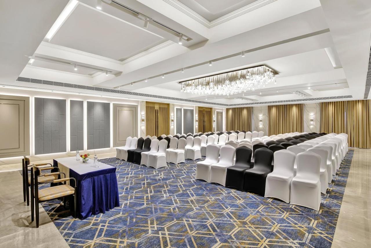 Park Inn By Radisson Surat Buitenkant foto